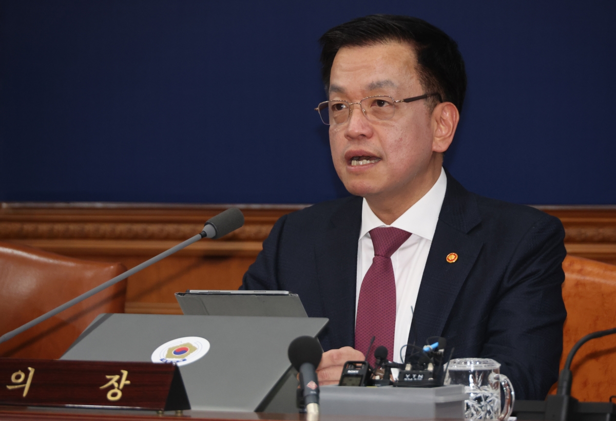 최상목 대통령 권한대행 부총리 겸 기획재정부 장관이 4일 정부서울청사에서 국무회의를 하고 있다.