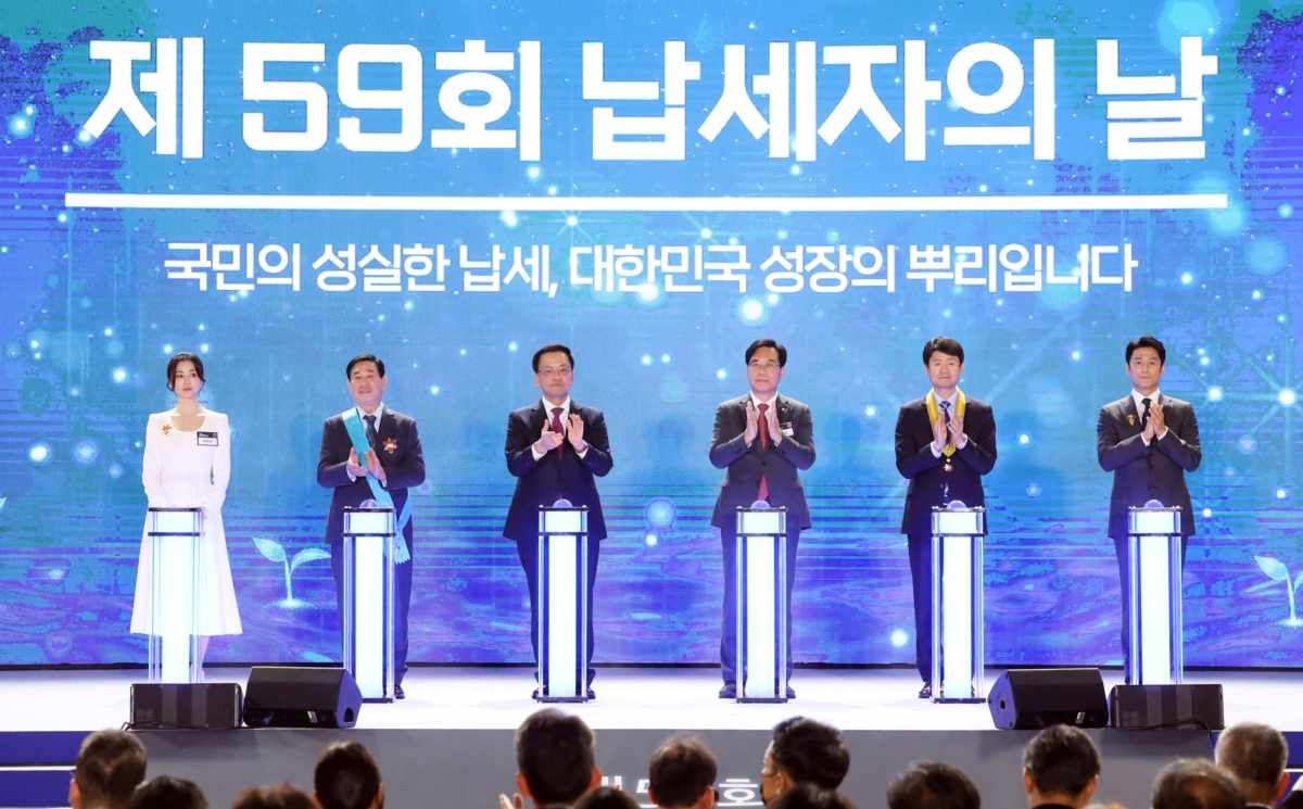 최상목 대통령 권한대행 부총리 겸 기획재정부 장관이 4일 서울 중구 동대문디자인플라자(DDP) 아트홀에서 열린 제59회 납세자의 날 기념식에서 성실 납세 세리머니에 참여하고 있다.