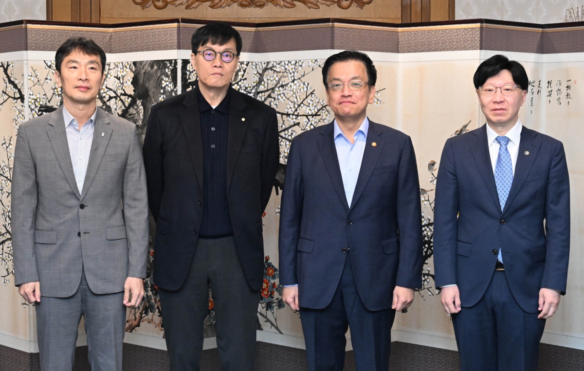 최상목 대통령 권한대행 부총리 겸 기획재정부 장관이 20일 정부서울청사에서 거시경제ㆍ금융현안 간담회 참석자들과 기념촬영을 하고 있다. 왼쪽부터 이복현 금융감독원장, 이창용 한국은행 총재, 최 권한대행, 김소영 금융위 부위원장.