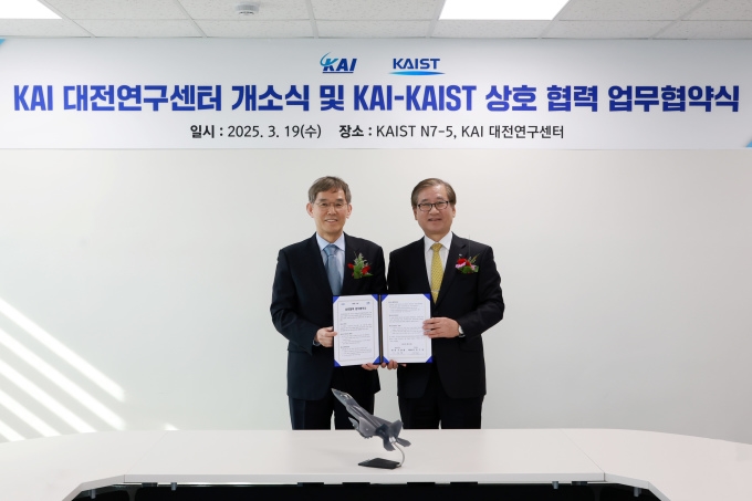 KAI 대전연구센터 개소식 및 KAI-KAIST 상호 협력 업무협약식에서 강구영 KAI 사장(우)과 이균민 KAIST 교학부총장(좌)이 기념 사진을 찍는 모습 (한국항공우주산업(KAI) 제공)