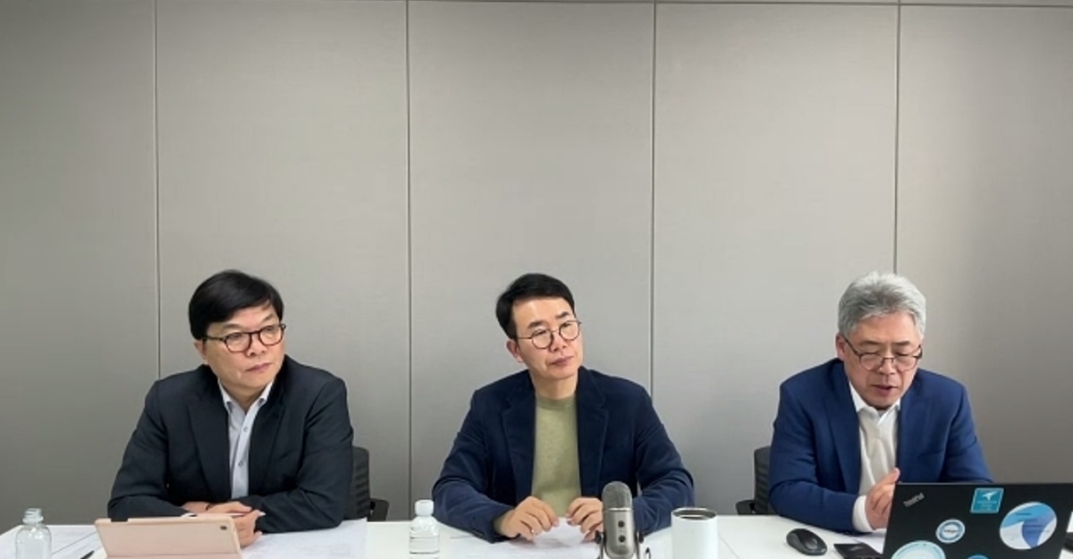 HLB그룹이 21일 간담회를 통해 2차 CRL 내용을 설명하고 있다. 왼쪽부터 한용해 CTO, 진양곤 회장, 정세호 엘레바 대표.
