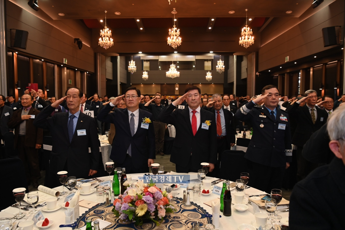 서영득 12·13대 회장(사진 좌측에서 두번째)과 최병채 신임 회장(세번째)이 거수경례를 하고 있다.