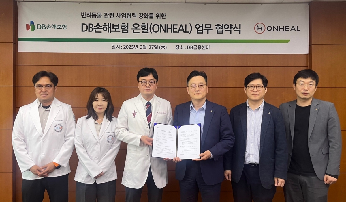27일 강남구 대치동 DB금융센터에서 문진욱 DB손해보험 본부장(사진 오른쪽에서 세번째)과 정승필 온힐 부문장(사진 오른쪽에서 네번째)이 업무협약 체결후 기념 촬영을 하고 있다.