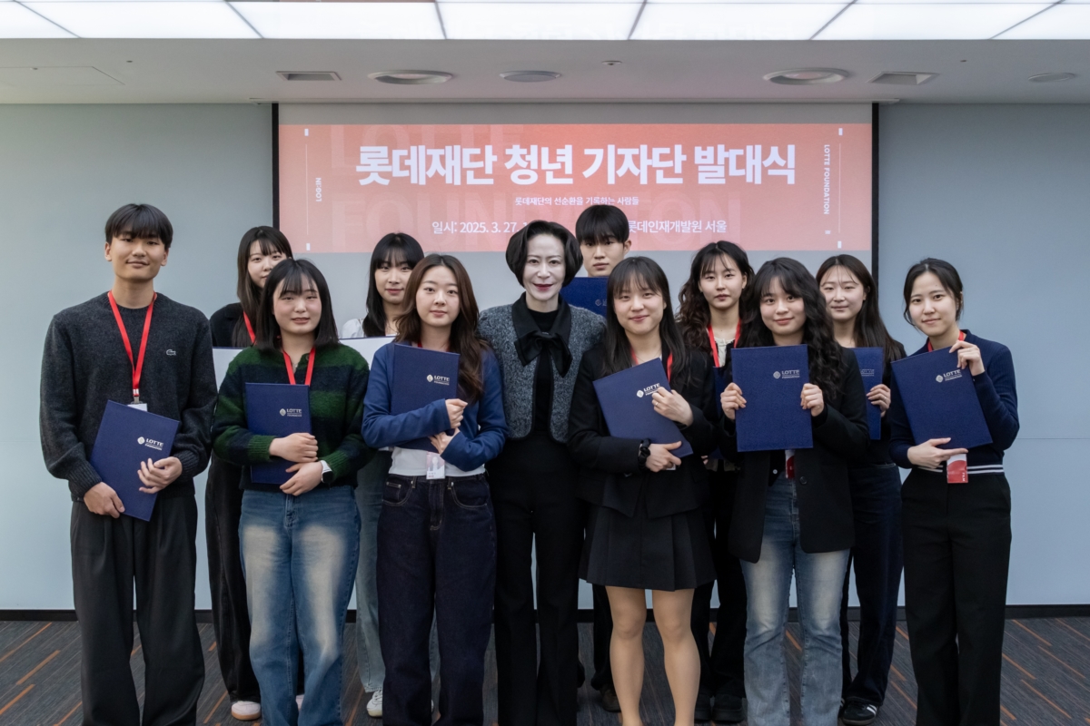 청년기자단과 장혜선 롯데장학재단 이사장 (중앙)