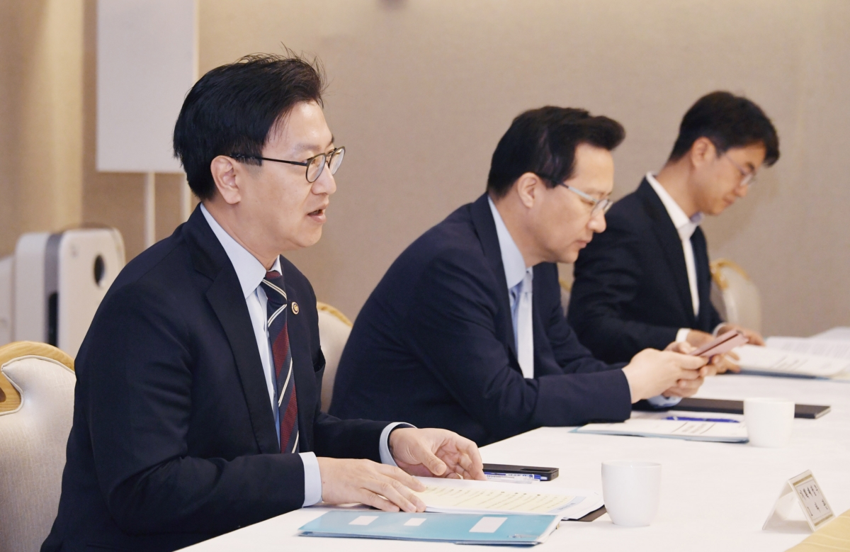 김범석 기획재정부 차관이 3월 28일 오전 서울 종로구 정부서울청사에서 열린 '제41차 물가관계차관회의'를 주재, 모두발언을 하고 있다.