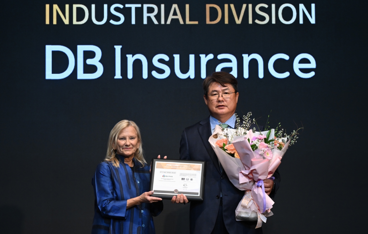 지난 2일 서울 롯데호텔에서 열린 '2025 대한민국 국가브랜드대상'에서 정종표 DB손해보험 사장(오른쪽)이 손해보험 부문 1위를 수상하고 기념촬영을 하고 있다.