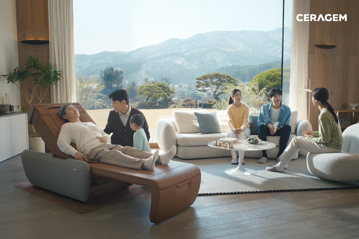 세라젬이 ‘세라젬으로 집에서, 쉽게’를 주제로 척추 관리 의료기기 마스터 V 컬렉션의 신규 캠페인을 진행한다고 4일 밝혔다. (사진=세라젬)