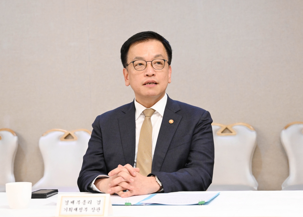 최상목 부총리 겸 기획재정부 장관이 4일 서울 종로구 정부서울청사에서 열린 경제관계장관간담회를 주재하고 있다.