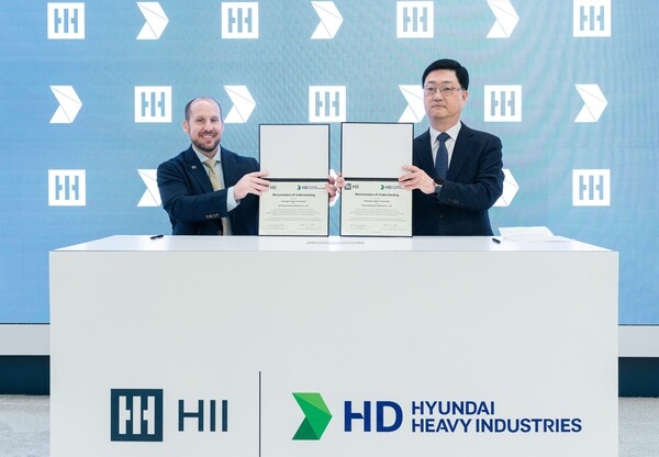 주원호 HD현대중공업 특수선사업대표(오른쪽)와 브라이언 블란쳇 잉걸스 조선소 사장 (HD현대 제공)