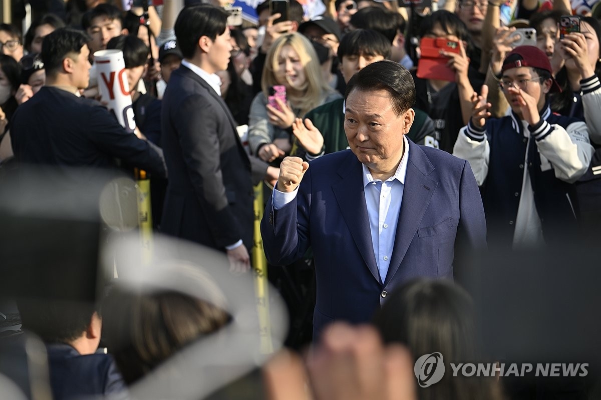 주먹 불끈 쥔 관저 퇴거해 사저 복귀