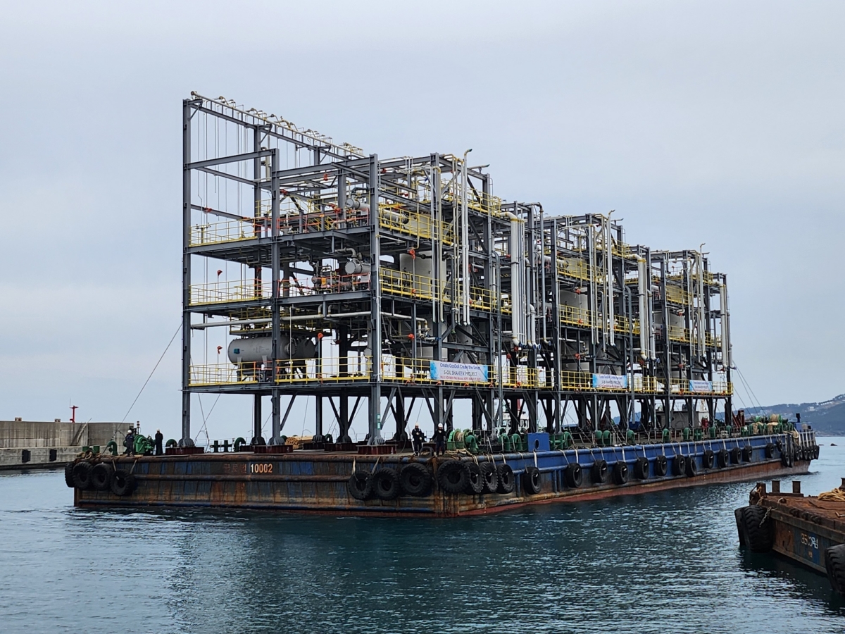 샤힌 패키지-2 현장 설치를 위해 해상 이동 중인 PAU 모듈. 현대엔지니어링 제공