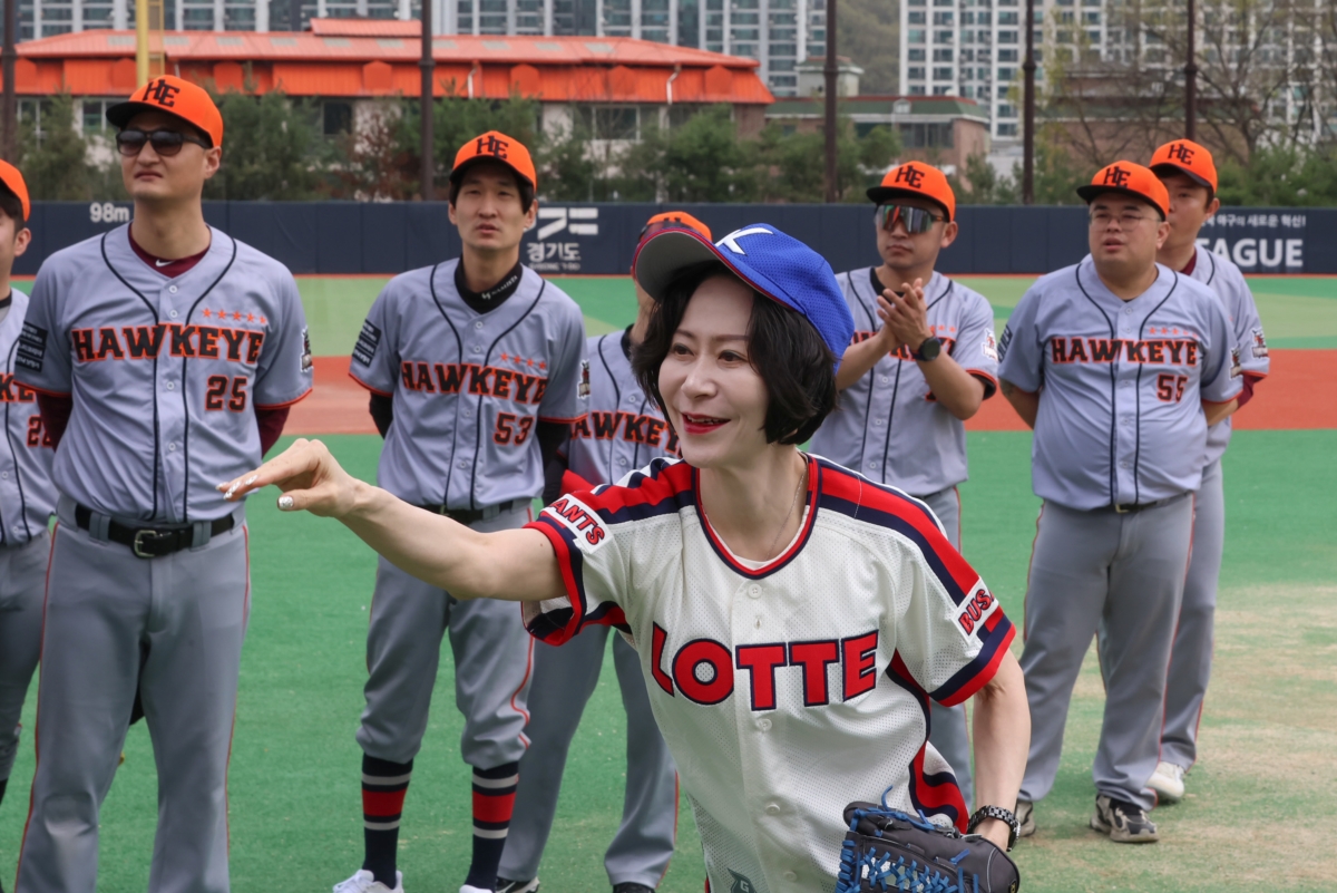 개막식에서 시구하는 장혜선 이사장