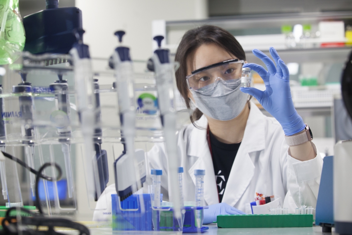 SK바이오사이언스 연구원이 mRNA 백신 개발 관련 실험을 진행하고 있다. (사진=SK바이오사이언스)