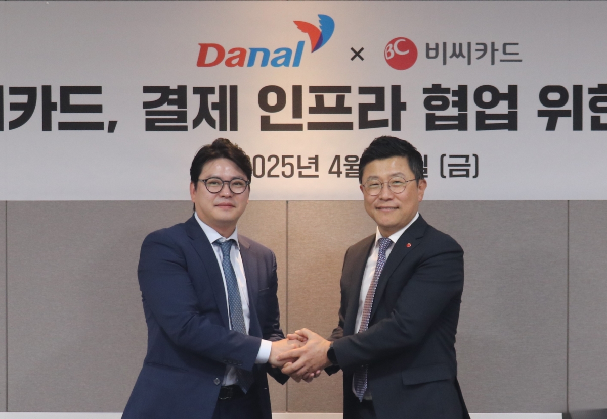 지난 25일 오후 3시 경기도 성남시 분당구 소재 다날 본사에서 김호정 BC카드 상무(오른쪽), 진창용 다날 사업부문 대표가 양사 간 전략적 제휴를 축하하며 기념 촬영을 하고 있다.