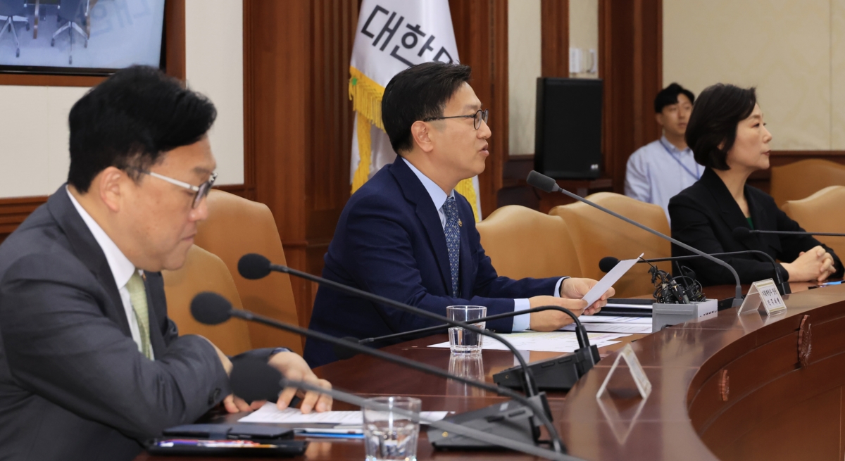 기획재정부 장관 직무대행인 김범석 제1차관이 8일 서울 종로구 정부서울청사에서 열린 경제관계장관회의에서 발언하고 있다.