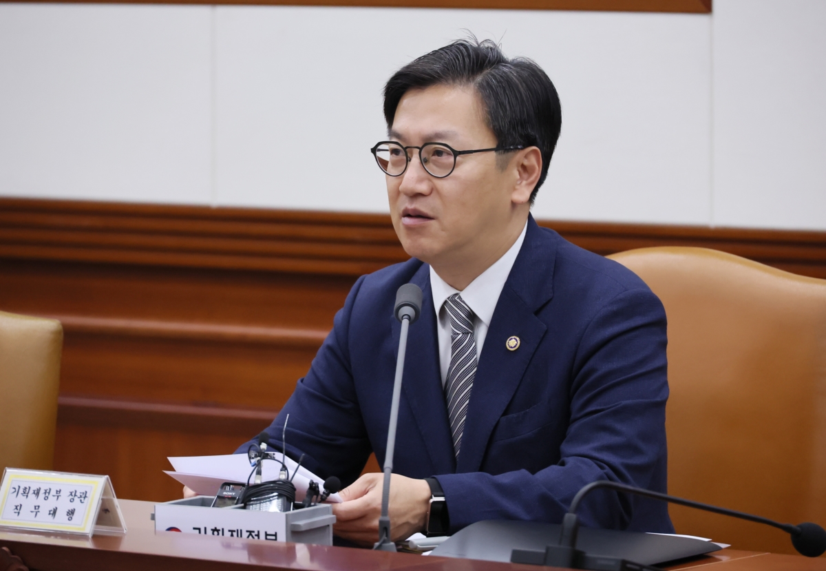 김범석 기획재정부 장관 직무대행 1차관이 14일 서울 종로구 정부서울청사에서 열린 경제관계장관회의 겸 산업경쟁력강화 관계장관회의에서 발언하고 있다.