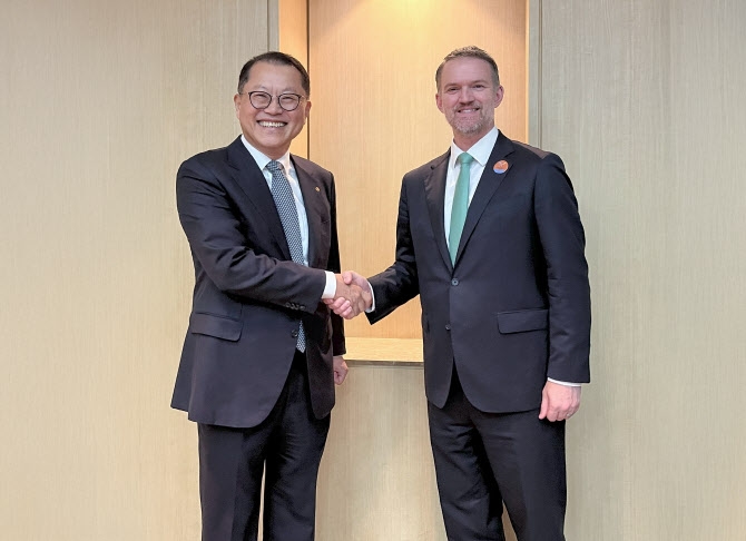 (왼쪽)김희철 한화오션 대표가 16일 오후 (오른쪽)제이미슨 그리어 미국무역대표부(USTR) 대표와 만나 조선업 협력 방안을 논의하고 기념 촬영하는 모습 (한화오션 제공)