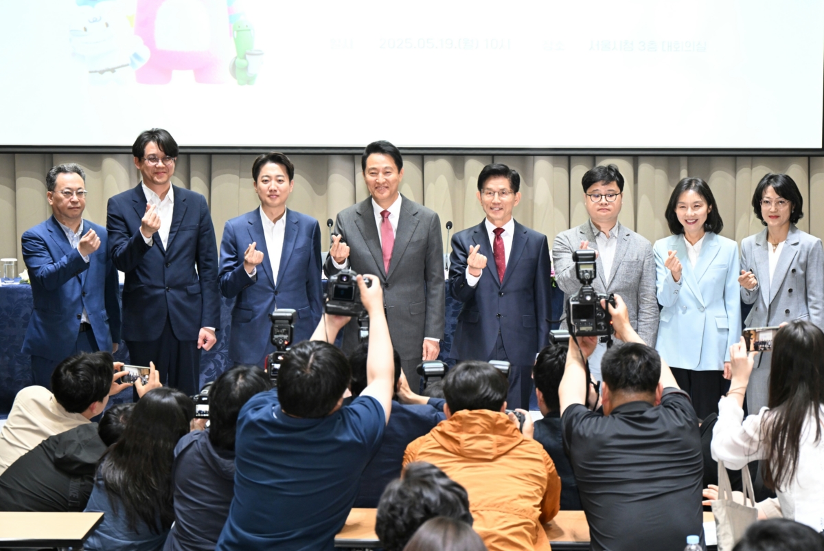 오세훈 서울시장이 19일(월) 서울시청에서 열린 '약자와 동행하는 서울 토론회' 참석자들과 기념촬영을 하고있다. 서울시 제공