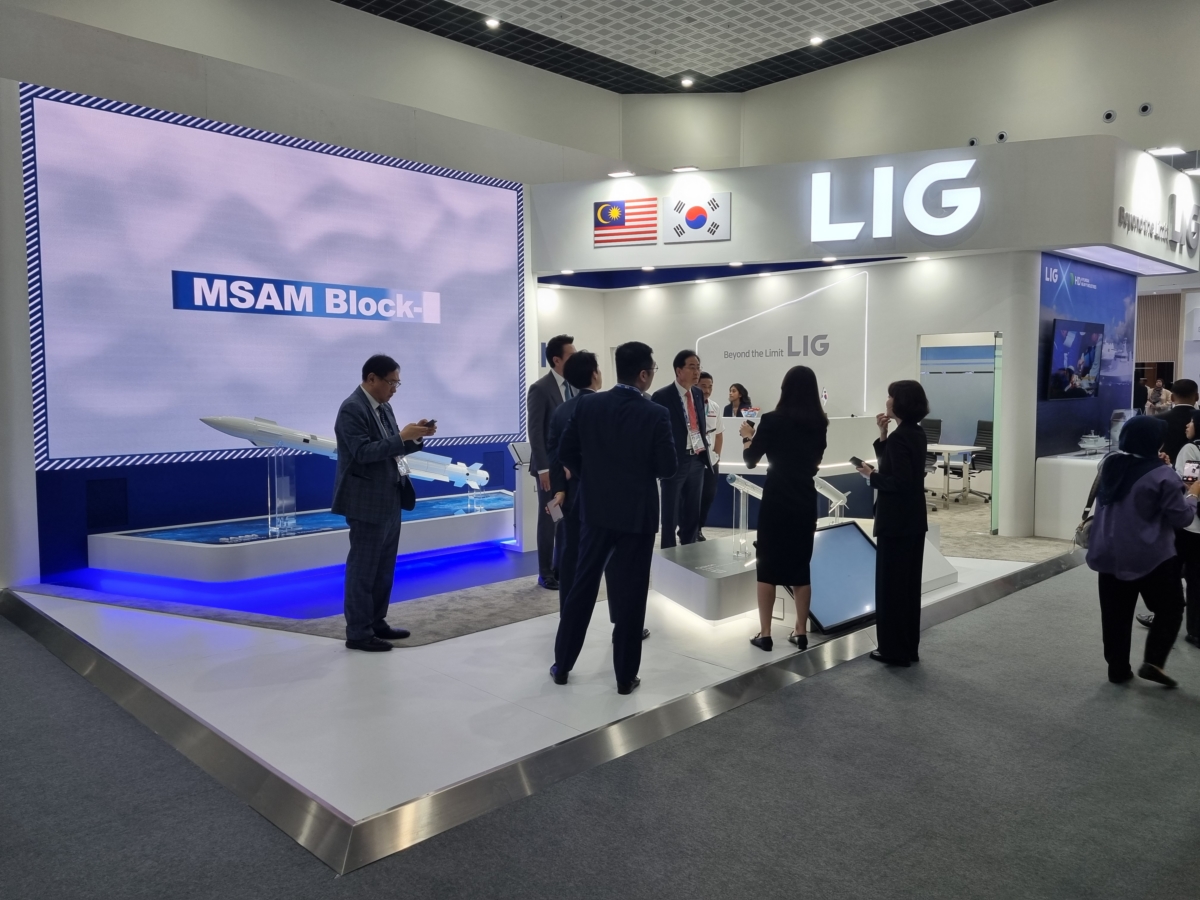 LIMA 2025에서 운영 중인 LIG넥스원의 전시 부스 (LIG넥스원 제공)