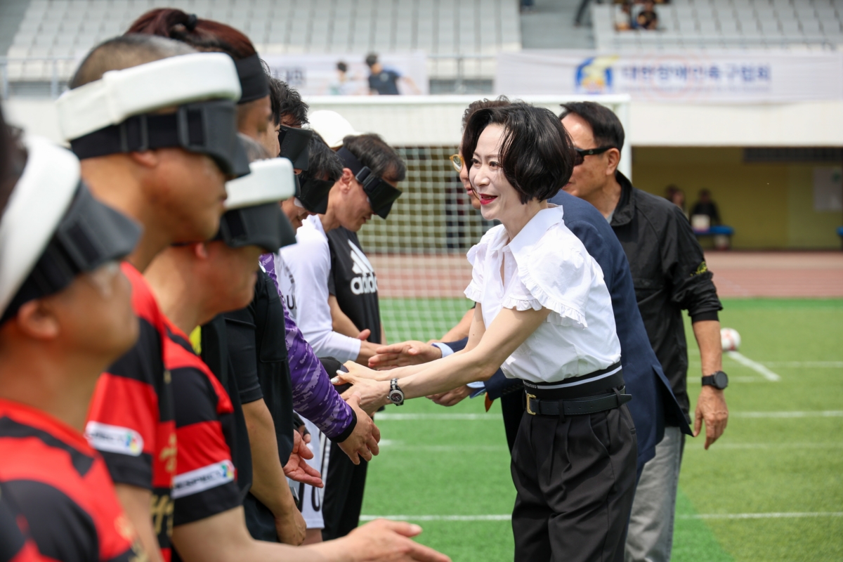 선수들을 격려하는 장혜선 롯데장학재단 이사장