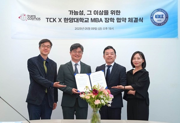 왼쪽부터 한양대학교 경영전문대학원 이상민 부원장, 임규건 원장, 트랜스코스모스코리아 타니 히로유키 대표이사, 이정아 대표이사