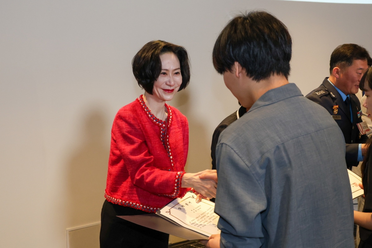 장학증서를 수여하는 장혜선 이사장 (좌)