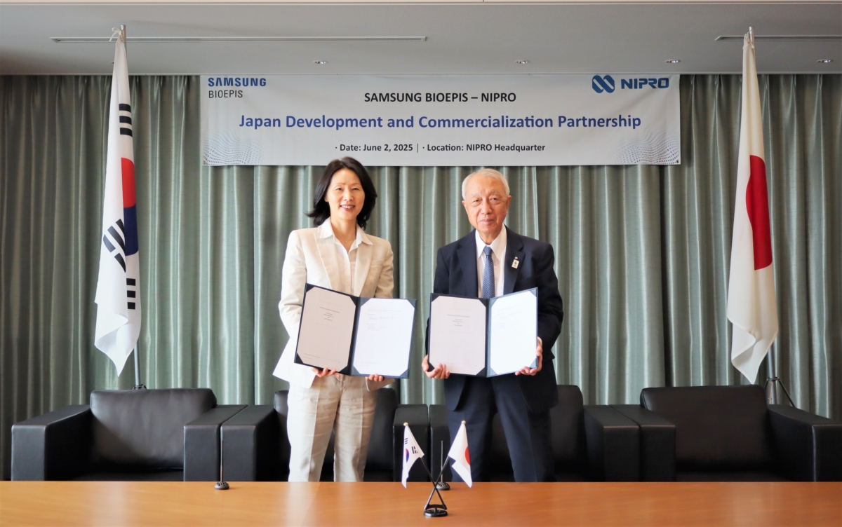 김경아 삼성바이오에피스 사장(왼쪽)과 사노 요시히코 니프로 코퍼레이션 사장(오른쪽)이 파트너십 계약을 체결하고 기념 사진을 촬영하고 있다.(사진=삼성바이오에피스)