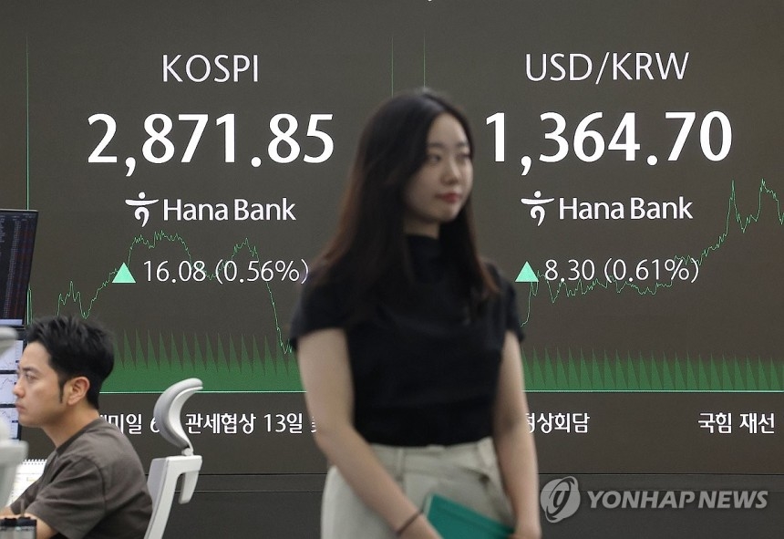 10일 서울 중구 하나은행 딜링룸 현황판에 코스피와 원달러환율이 표시되고 있다. (사진제공=연합뉴스)