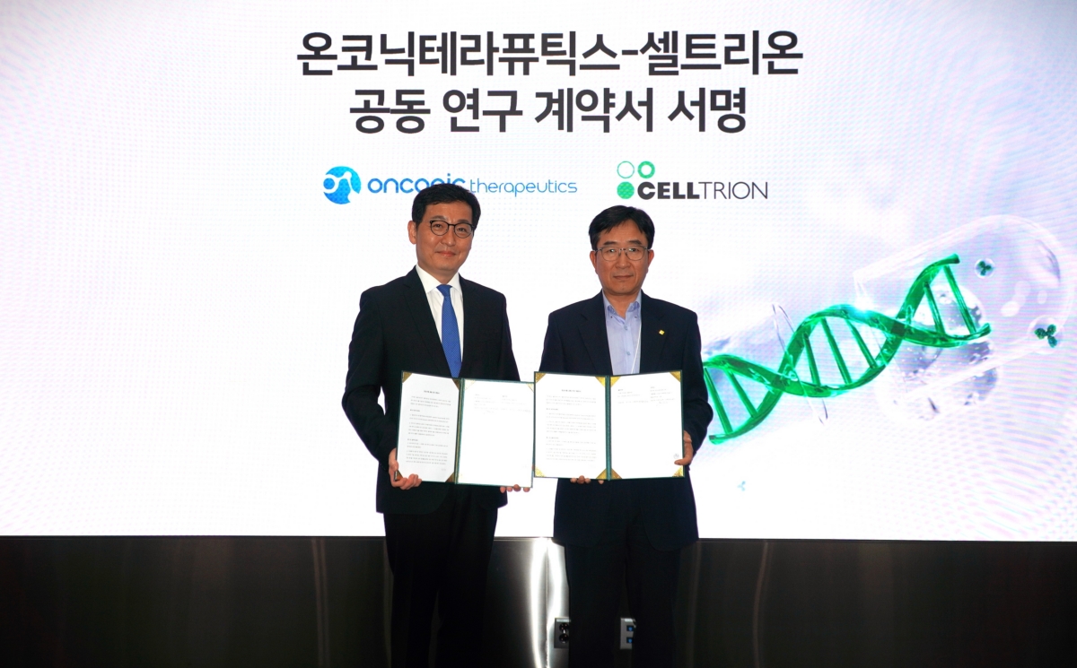 11일 송도 셀트리온 본사에서 김존 온코닉테라퓨틱스 대표(왼쪽)와 권기성 셀트리온 수석부사장(오른쪽)이 '네수파립'과 '베그젤마'의 병용요법에 대한 공동연구개발 계약을 체결하고 기념 촬영을 하고 있다. (사진=온코닉테라퓨틱스)   