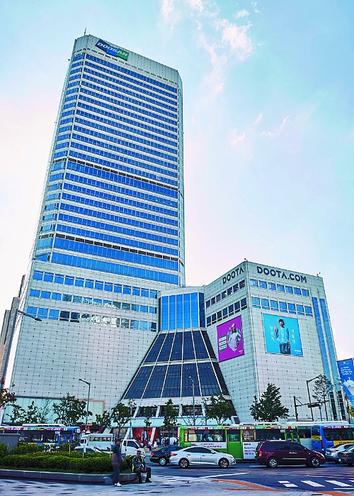 서울 동대문구에 위치한 두산타워는 이달 중 한국투자증권이 인수를 마무리할 예정이다. 인수가는 9,000억 원 초반대로 알려졌다. 두산 제공