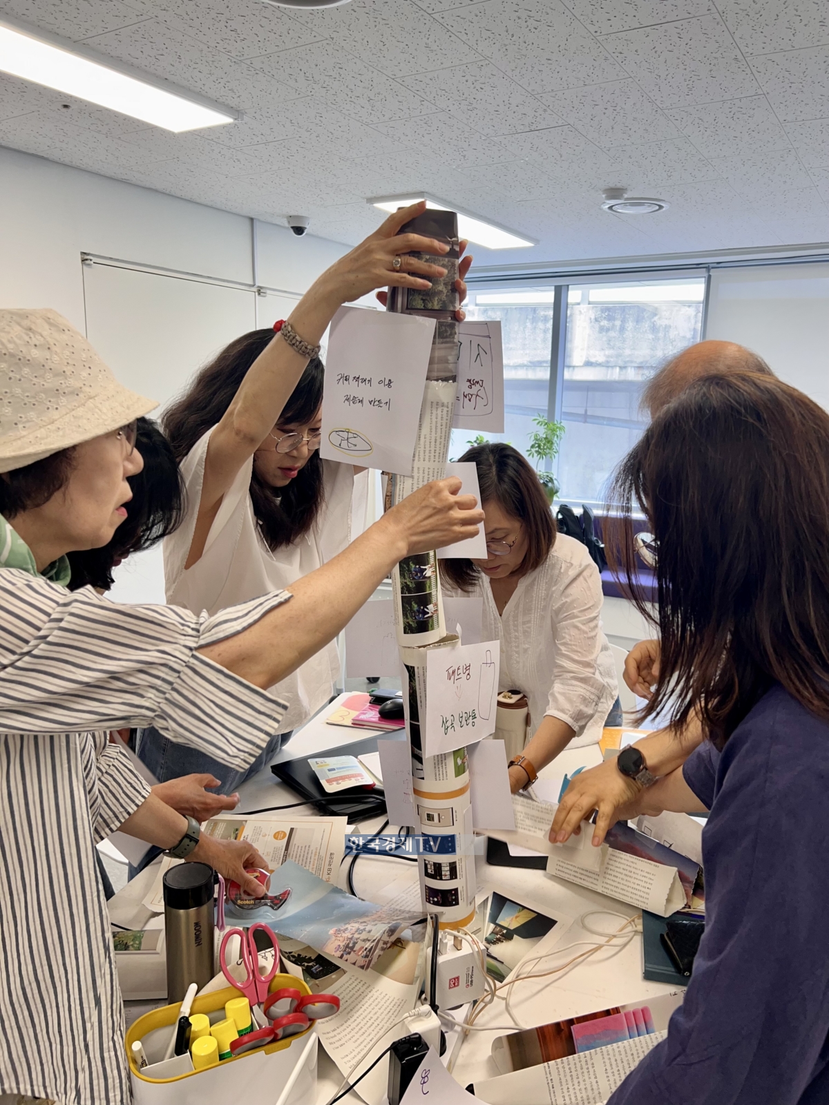 자원되살림리더 양성과정에 참여한 수강생들이 초등학생 대상 강의 프로그램인 '메이커 교육'에 참여하고 있다. 