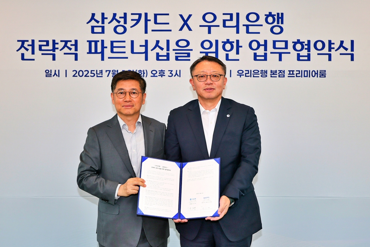 지난 1일 서울 중구 우리은행 본점에서 우리은행과 삼성카드가 전략적 파트너십을 위한 업무협약식 체결한 이후 정진완 우리은행장(오른쪽)과 김이태 삼성카드 대표이사 사장이 기념사진을 촬영하고 있다. (사진제공: 우리은행)