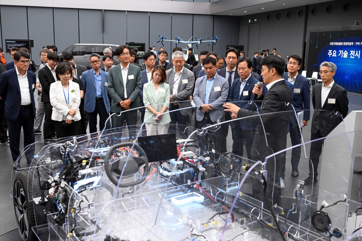 국정기획위원회 경제1·2분과 위원들이 2일 현대차 남양연구소를 방문한 모습(국정기획위원회 제공)