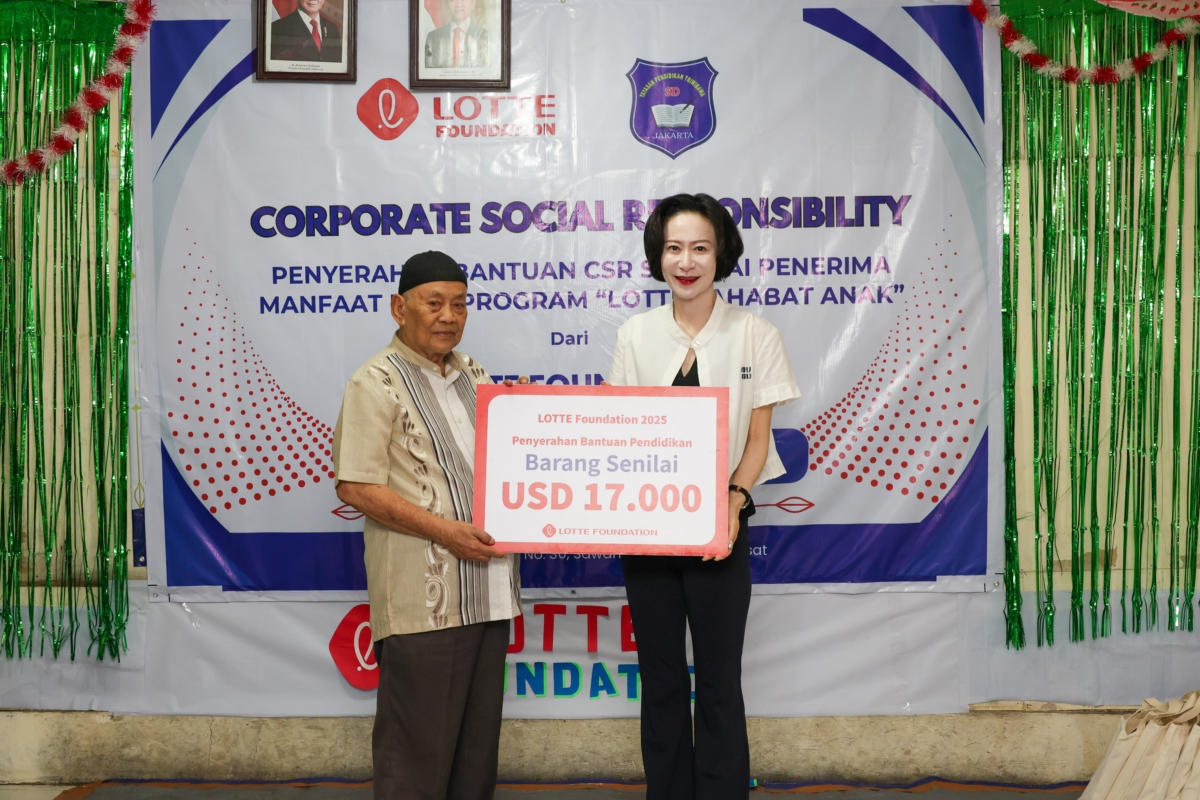 장학금을 전달하는 롯데장학재단 장혜선 이사장(우)