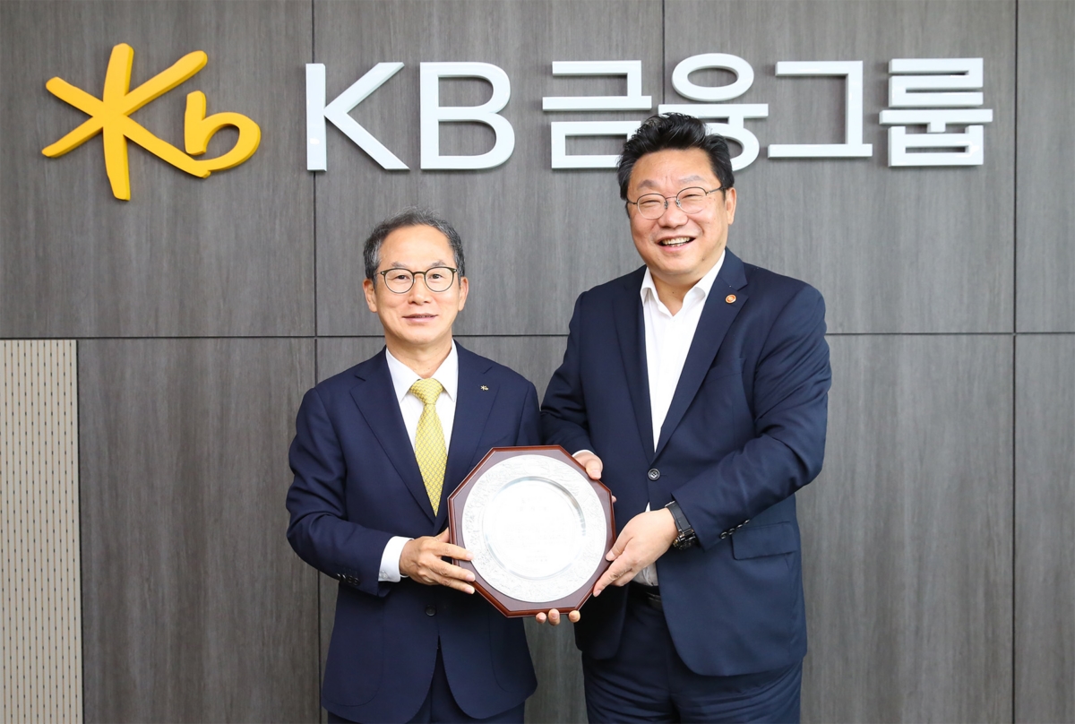 양종희 KB금융그룹 회장과 주형환 저출생고령사회위원회 부위원장이 지난 9일 여의도 KB국민은행 신관에서 기념촬영을 하고 있다. (사진제공: KB금융그룹)