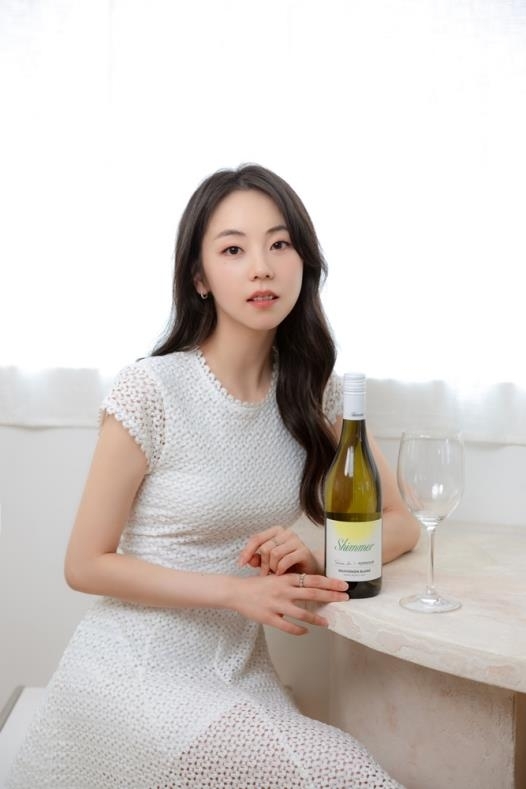 안소희 추천하면 '대박'...직접 와인 출시까지