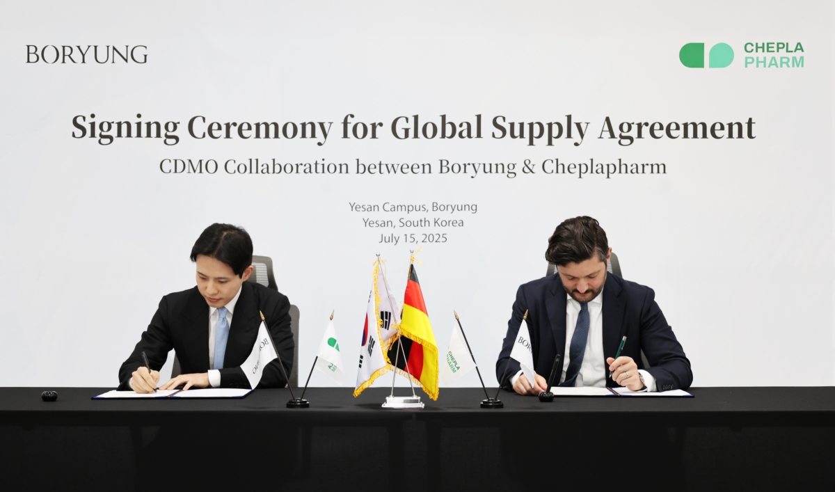 김성진 보령 최고전략책임자(CSO)(왼쪽부터)와 체플라팜 아르템 게보르키안 부사장이 15일 보령 예산캠퍼스에서 열린 계약 체결식에서 서명하고 있다. (사진=보령)