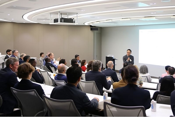 현대카드의 인공지능(AI) 기반 데이터 사이언스 솔루션을 직접 보고 설명을 듣기 위해 VISA의 글로벌 CEO, 유럽과 중동·아프리카 지역의 글로벌 금융사 최고 경영자들이 현대카드를 방문했다. (사진제공: 현대카드)