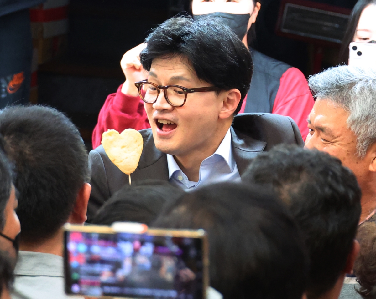 한동훈 전 국민의힘 대표가 지난 대선 경선 후보 시절 부평깡통시장을 찾아 어묵을 맛보고 있다. 사진=연합뉴스