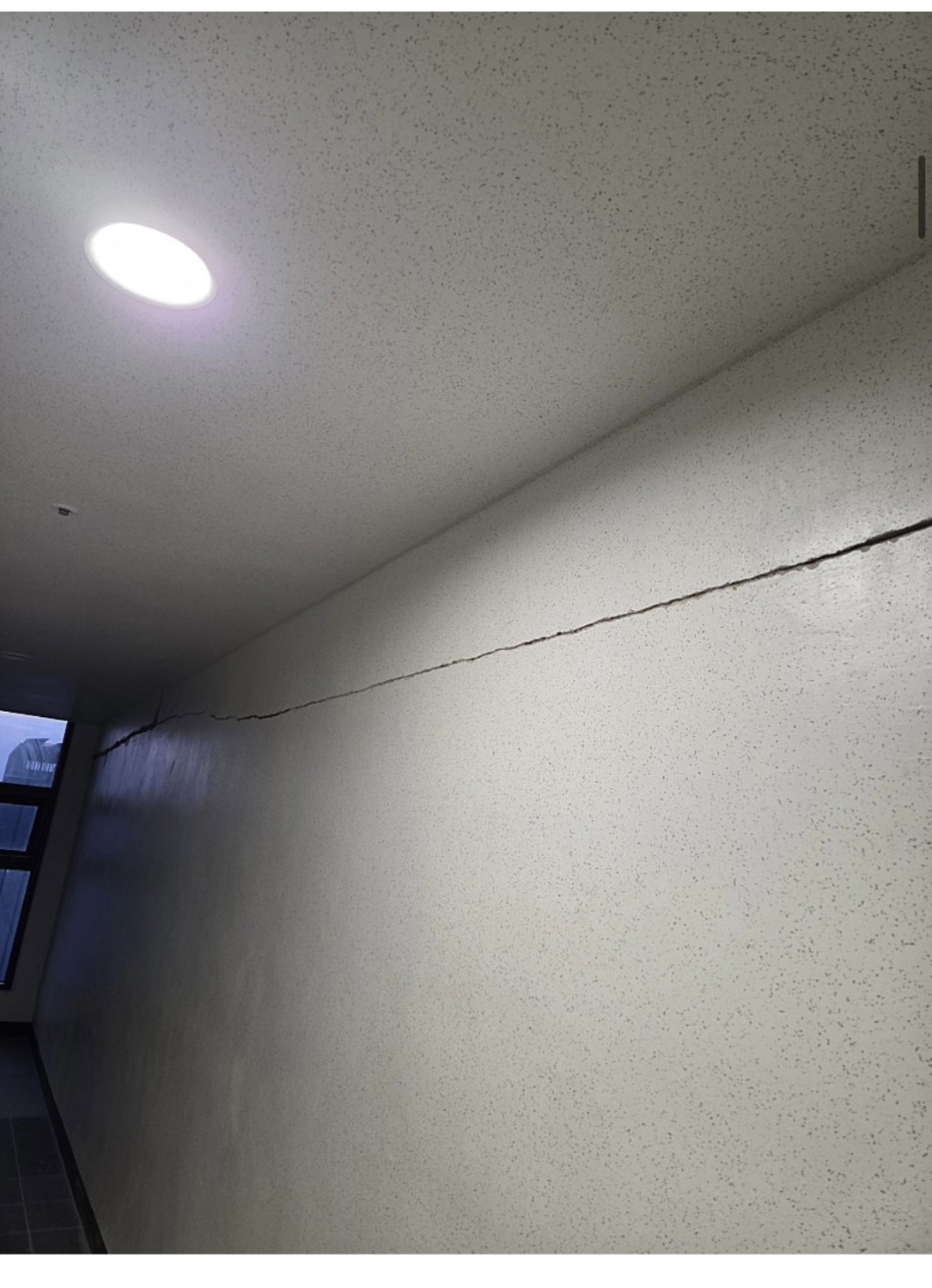 벽에 균열이 발생한 올림픽파크포레온 단지 내 모습