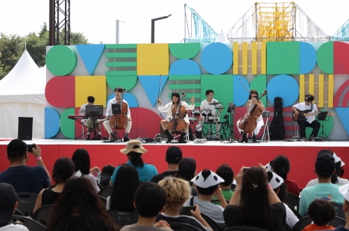 '2024 파주페어_북앤컬처' 프린지 쇼케이스에서 작품상을 받은 한국형 크로스오버 프로젝트 '민요첼로'의 공연 모습