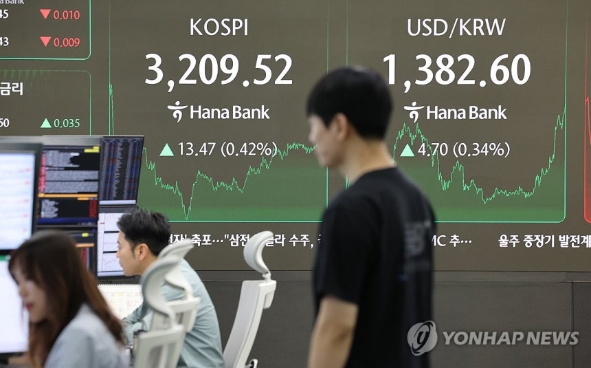 28일 서울 중구 하나은행 본점 딜링룸 현황판에 코스피 지수와 원·달러 환율이 표시돼있다. (출처: 연합뉴스)