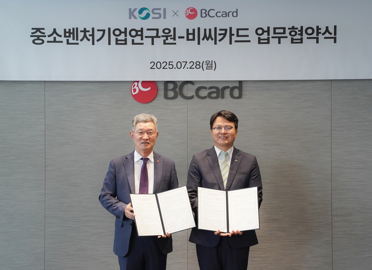 28일 오후 서울 을지로 BC카드 본사에서 최원석 BC카드 사장(왼쪽), 조주현 중소벤처기업연구원장(오른쪽)이 데이터 기반 소상공인·중기벤처 활성화 MOU를 체결하고 기념 촬영을 하고 있다.
