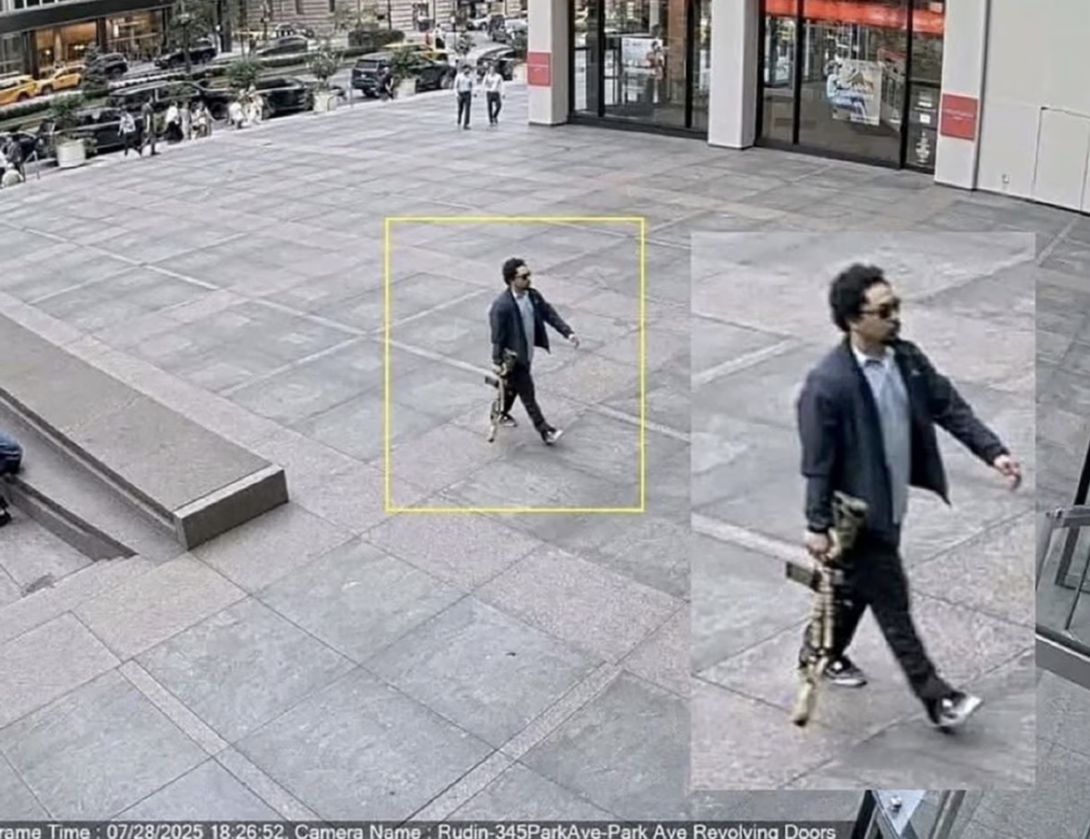 (지난 28일 저녁 뉴욕시 블랙스톤 사옥에 총기를 들고 진입 중인 셰인 타무라, 출처 : 로이터)