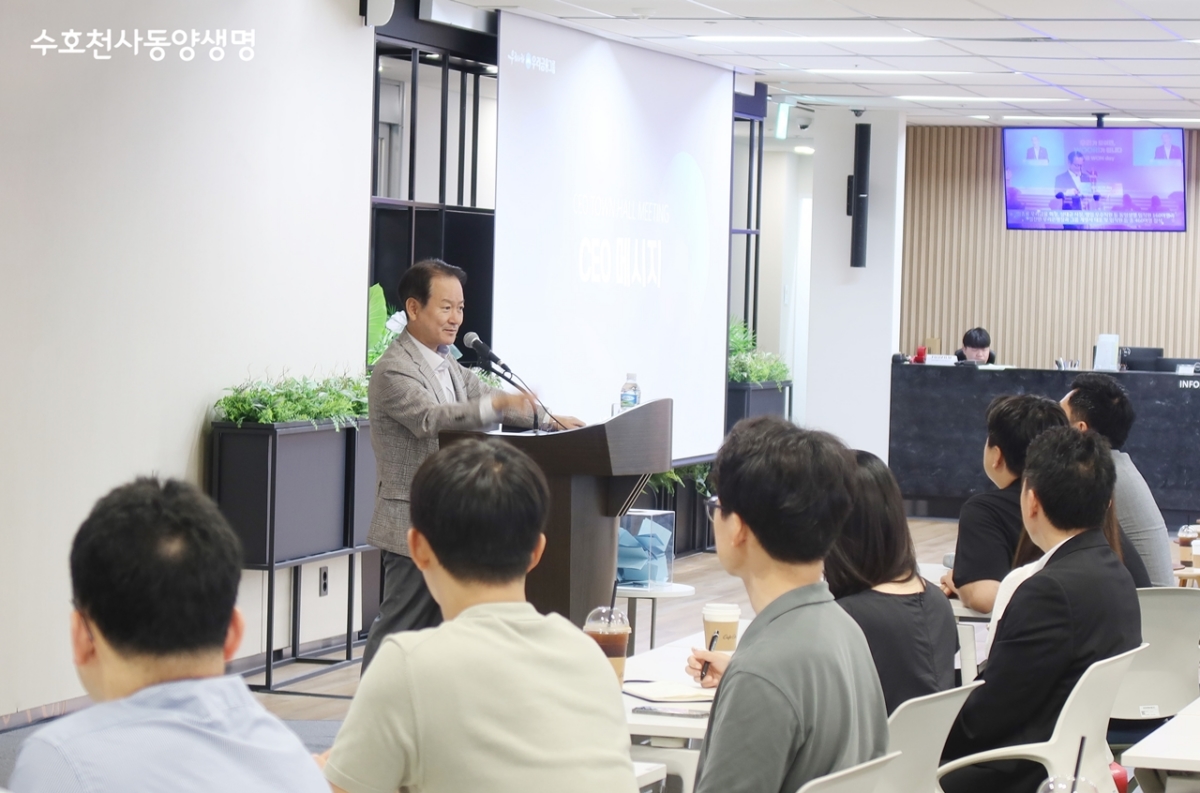 성대규 동양생명 대표이사가 8월 1일 오전에 서울시 종로구 그랑서울 본사에서 열린 타운홀 미팅에서 임직원과의 소통을 하고 있는 모습. (사진제공: 동양생명)