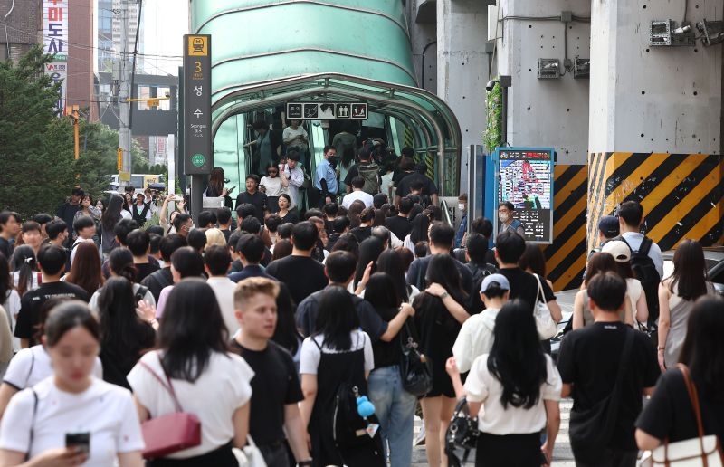 서울 지하철 2호선 성수역 3번 출구 모습. (사진=연합뉴스)