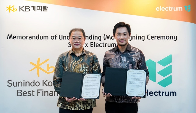 반중일 KB캐피탈 대표(왼쪽)지난 13일 인도네시아 자카르타에서 잭 양 일렉트룸 대표와 업무 협약식을 체결하고 기념 사진을 촬영하고 있다. 사진=KB캐피탈