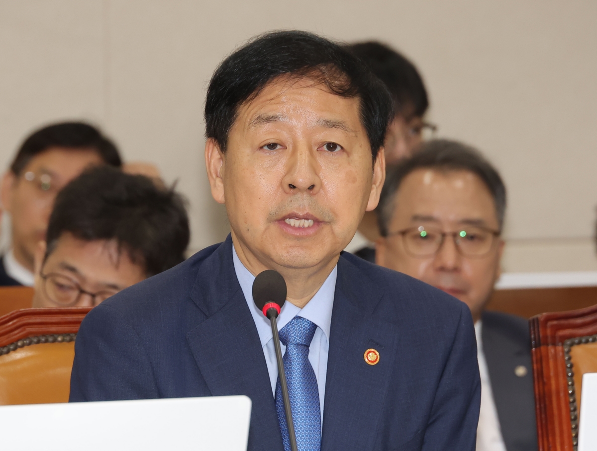 구윤철 경제부총리 겸 기획재정부 장관이 19일 국회에서 열린 기획재정위원회 전체회의에서 의원 질의에 답변하고 있다.