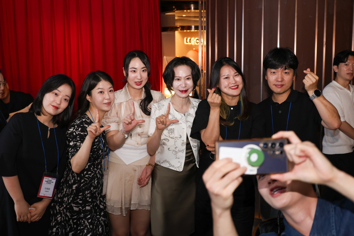 행사중에 참가자들과 기념촬영 중인 장혜선 이사장(중앙)