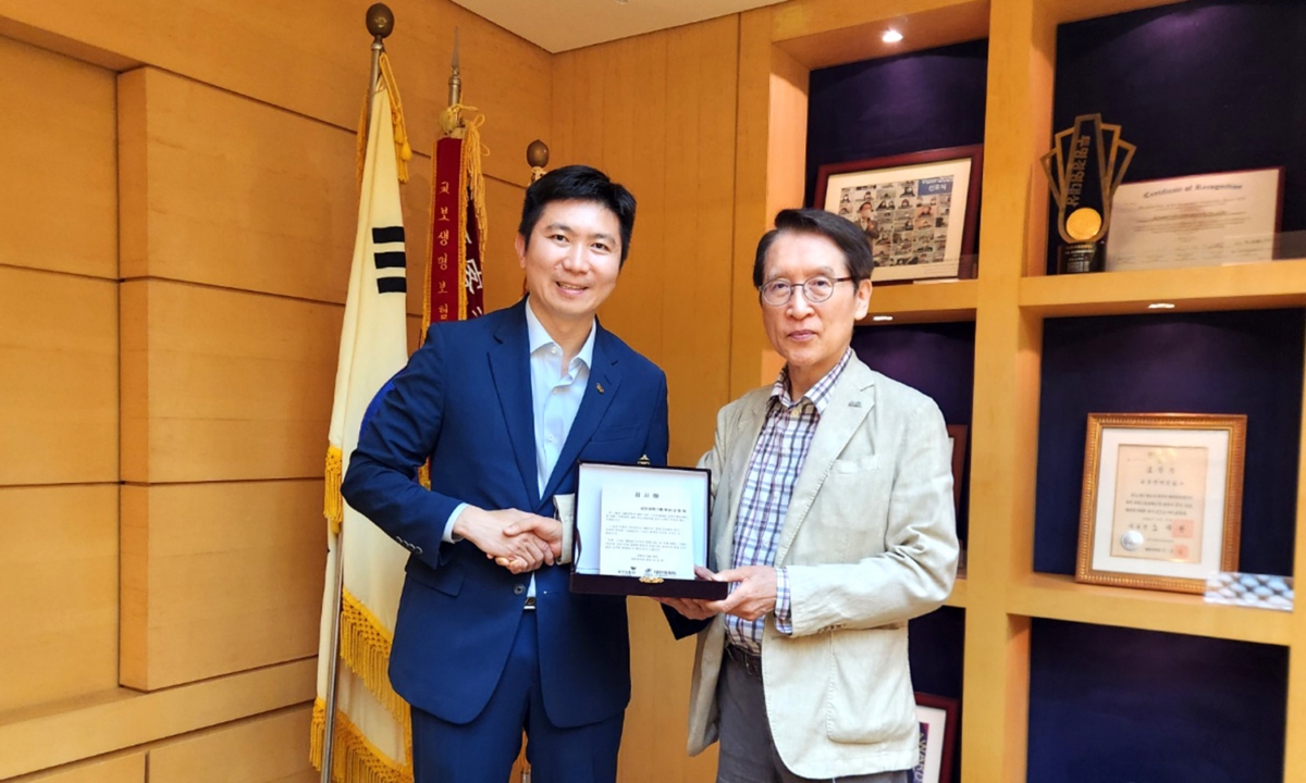 신창재 교보생명 대표이사 겸 이사회 의장(사진 오른쪽)과 유승민 대한체육회장이 지난 25일 서울 광화문 교보생명 본사에서 감사패 전달식을 마친 뒤 기념촬영을 하고 있다. 사진=교보생명